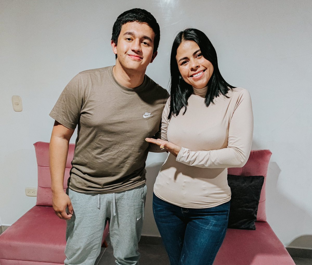 JanethCamachoS's tweet photo. Su pasión por la programación comenzó a los 10 años. Hoy su compañía de software factura más de USD$150 k. Pero sus sueños son mucho más grandes que eso 👏

Escuche aquí la entrevista completa con Samuel el joven colombiano que más factura en Colombia 👇🏼
https://t.co/P38UigVwVx https://t.co/oeubkct4Pa