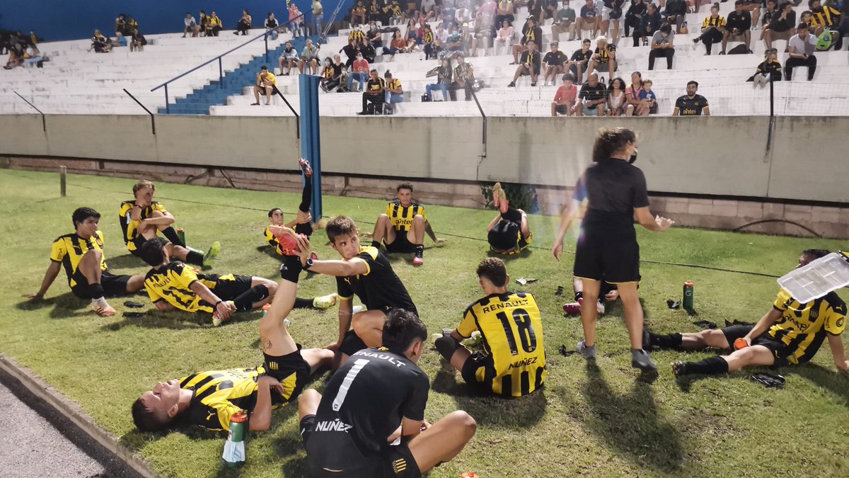 Luego de la notable victoria, el cuerpo técnico continúo trabajando con los futbolistas que demostraron gran desempeño físico y buen fútbol.

¡Felicitaciones, Carboneros! 👏

#VamosLosPibes