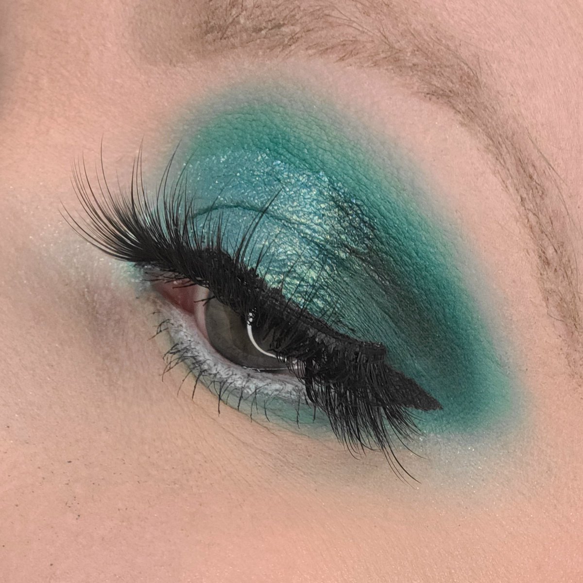 crissyb_14's tweet photo. Loving this look I did with @MorpheBrushes #sweetoasis palette! Please don't roast my terrible lash application 🤣🤣🤣 https://t.co/jNdUAo9QSo