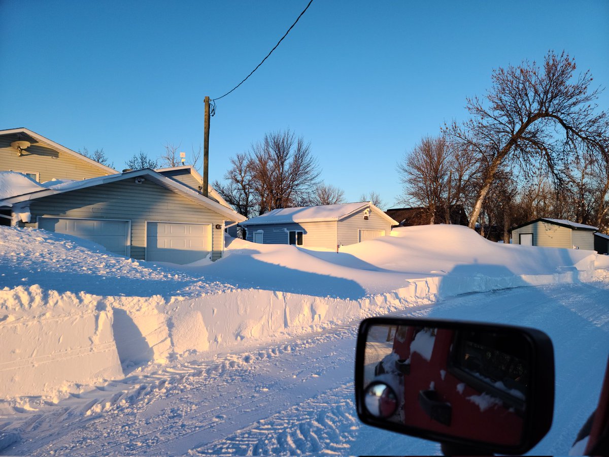 ExtremeStormJC's tweet photo. Some massive snow drifts up at Delta Beach, MB after the Alberta Clipper brought 70-80 km/h wind gusts screaming off of Lake Manitoba yesterday. #mbstorm #mbblizzard #snow #drift https://t.co/joSC1XMOZF