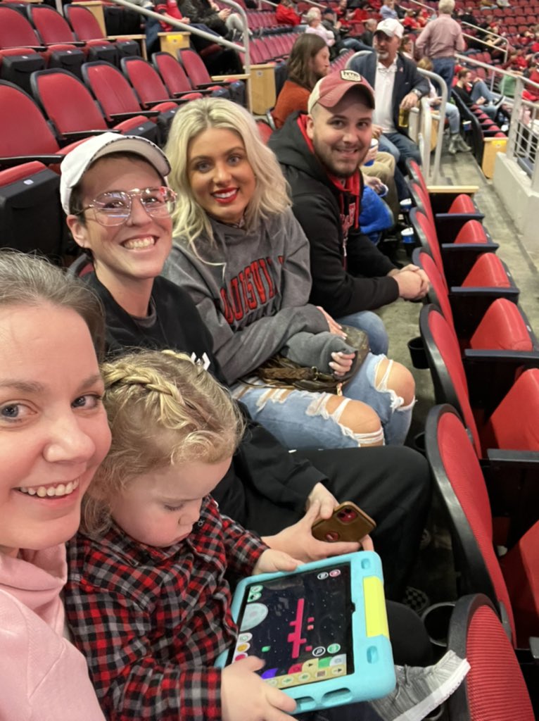 amyislegit's tweet photo. #familytime #gocards #ZacistheBEST https://t.co/obqJrKTaWi