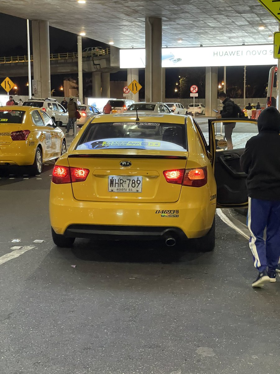 JD_Quinteror's tweet photo. NUNCA tomar este taxi en el aeropuerto. El conductor es un grosero. Se molestó porque le pedí pago con tarjeta que anuncian en sus puertas. Se negó a aceptar mi ruta y cuando le pedí que me dejara se devolvió hasta el aeropuerto a dejarme tirado @SectorMovilidad @denuncietaxista https://t.co/VxEnm6yZor