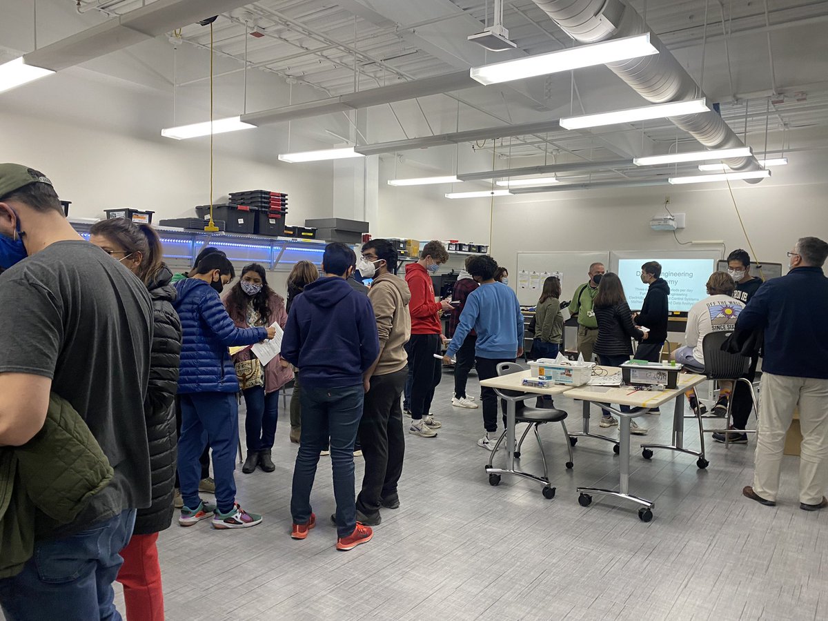 lorimesi1's tweet photo. Amazing evening welcoming students and families to @DCSEmerald tonight! So many wonderful options to help students prepare for future success! Thank you @KristyVenne, @DCSVirtual and @TollesTech for joining us! @DublinSchools https://t.co/OavFYGcjEd