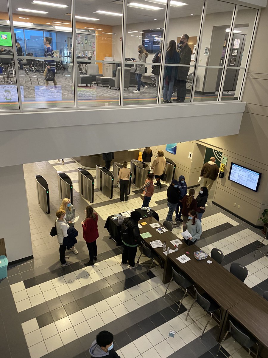lorimesi1's tweet photo. Amazing evening welcoming students and families to @DCSEmerald tonight! So many wonderful options to help students prepare for future success! Thank you @KristyVenne, @DCSVirtual and @TollesTech for joining us! @DublinSchools https://t.co/OavFYGcjEd
