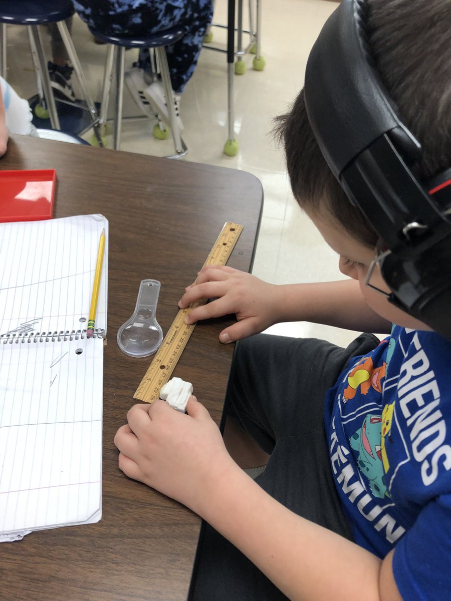 teacherbeezness's tweet photo. Rock exploration in Grade 2! https://t.co/aWPruLGr3s