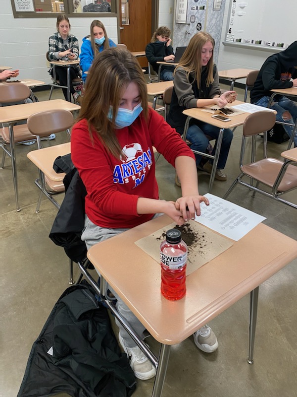 ArtesiansUnited's tweet image. MARTINSVILLE SCHOOLS. Ms. Messmer&apos;s Principles of Agriculture class @AwesomeArties learning how to determine the texture of soil!
#KnowledgIsPower 
@MSDMartinsville