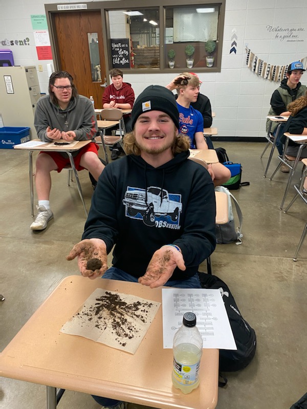 ArtesiansUnited's tweet image. MARTINSVILLE SCHOOLS. Ms. Messmer&apos;s Principles of Agriculture class @AwesomeArties learning how to determine the texture of soil!
#KnowledgIsPower 
@MSDMartinsville