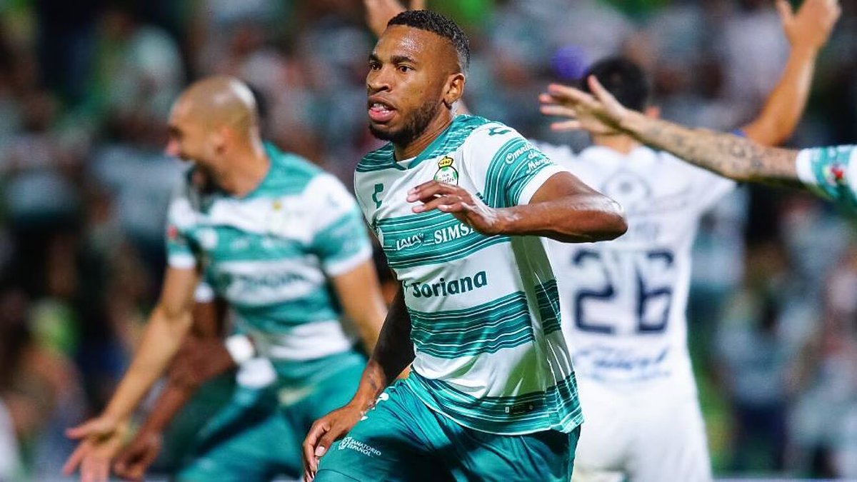 jamolestina's tweet photo. Guillermo Almada hizo figuras a Félix Torres y a Ayrton Preciado en Santos Laguna. Estoy más que seguro que hará figura a Byron Castillo en Pachuca. 
Almada se fue del país en el 2019 pero como nos sigue aportando. 
Gran DT que cree, con hechos, en nuestro fútbol. https://t.co/QrzZcQZHyt