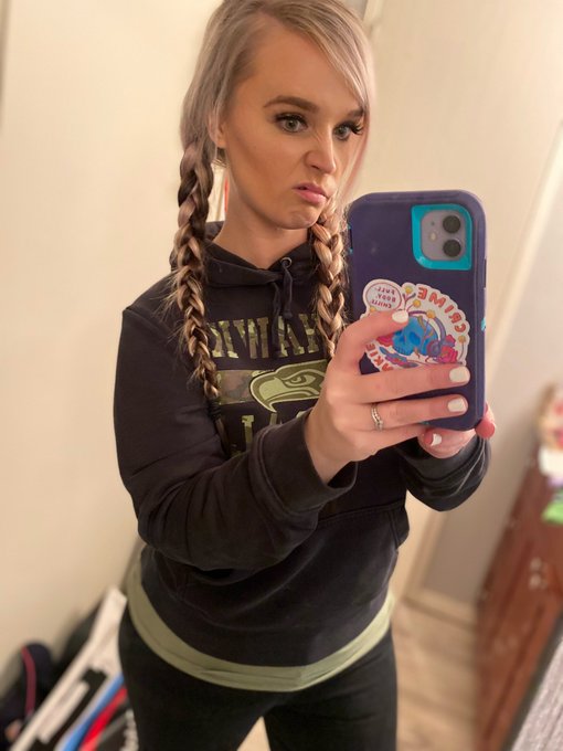 Clich&eacute; bathroom mirror selfie&hellip; 💚 https://t.co/TOUEzzJTv6