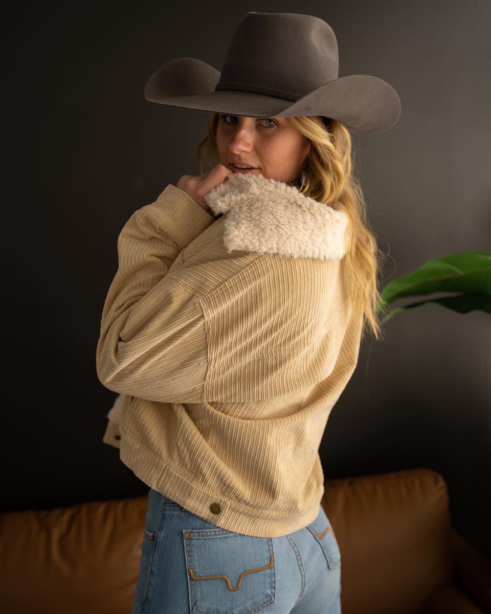 sierra_studer's tweet photo. Kimes and our “Dutton Sherpa Jacket” what more could a girl need?! ✨🌹 

Link in bio to shop! Use ROAMIN10 to save 10% off! @TheRoaminRose

#westernboutique #westernfashion #westernboutique #boutique #boutiqueshopping #boutiquestyle #westernlife #westernlifestyle #ranchlifestyle https://t.co/GmmNLQ4gXj