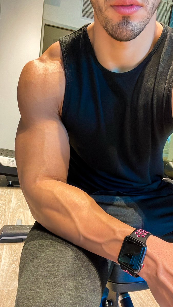 Eddiezitro's tweet photo. Did you work out today? 💪🏼 #arms #fitness #muscle #sweeting #WednesdayMotivation #HumpDayMotivation #latino https://t.co/1Ztlesbcqv