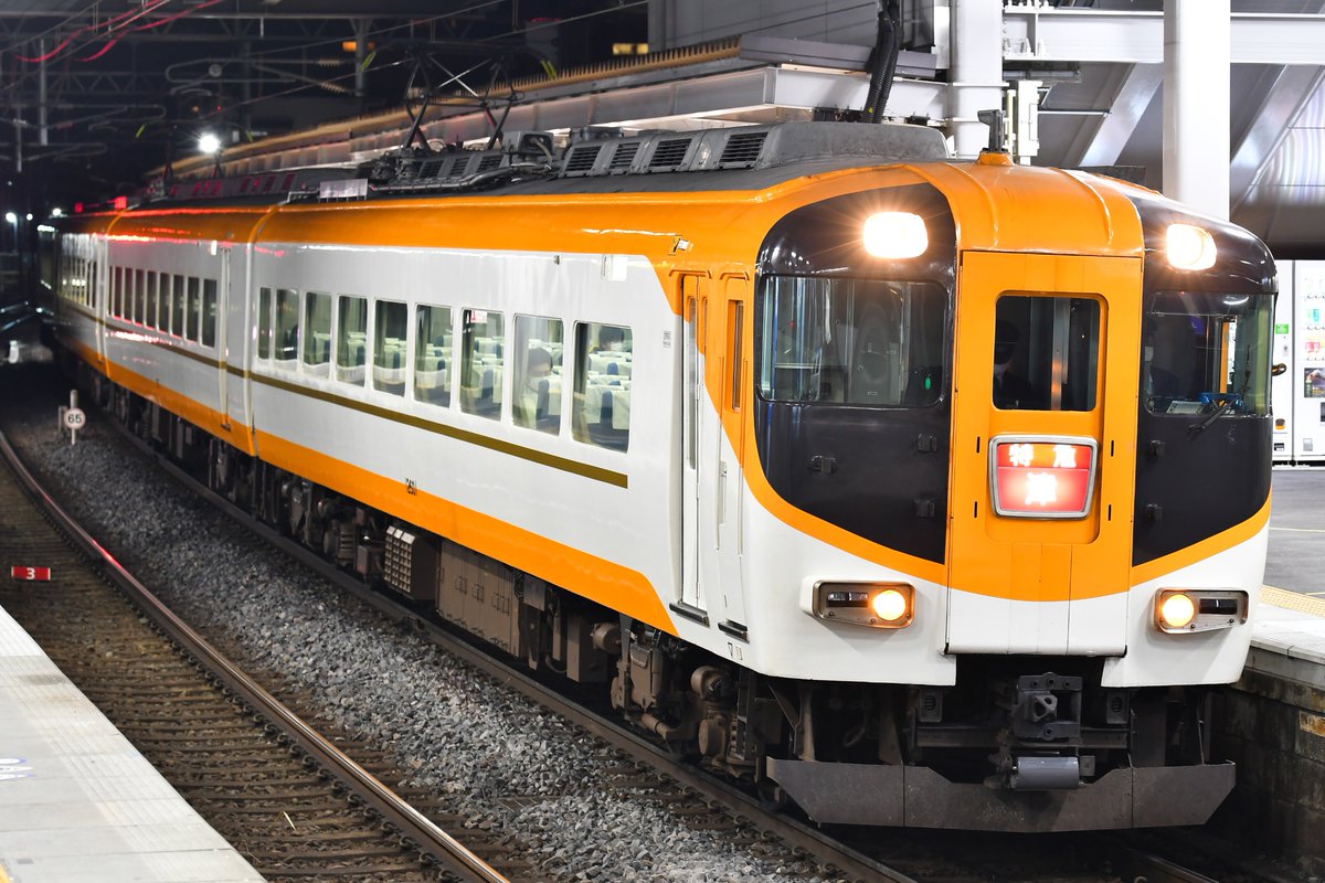 Superior_Mei's tweet photo. 2022.1.19
9313レ NN51

弥富でX26を撮った後、少し待てば9313レが来るという事で桑名で待ってみる事に。するとNNが入線。

貫通扉の行先表示は「津」の一文字。1日1本限定の津行き特急。車両運用はALと共通となっている為、AL・NNどちらが来るかは運次第…
今度はALを狙いたいところです👍 https://t.co/VT7meSDxtG