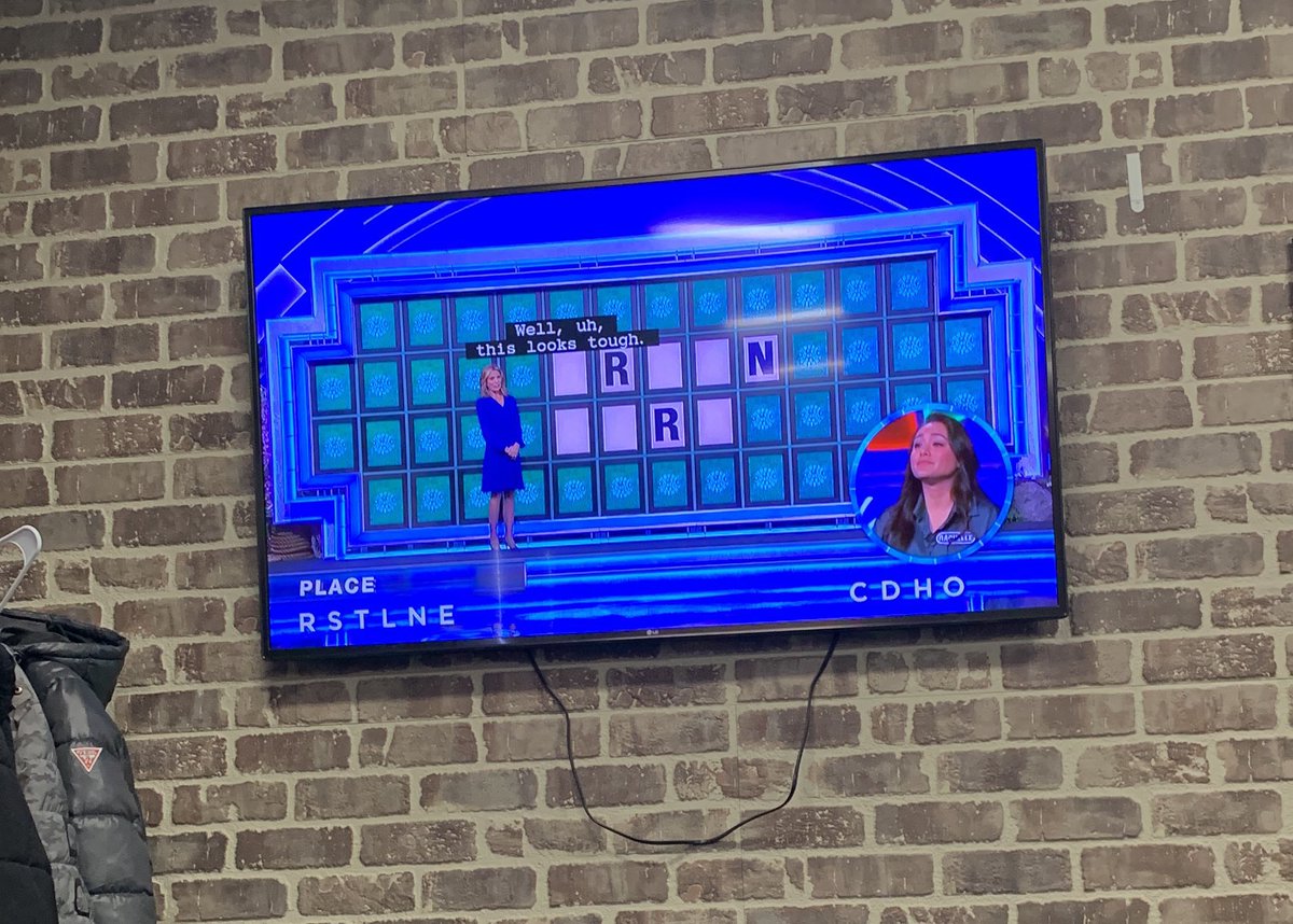 toxnik's tweet photo. they're playing wordle on tv now omg this is crazy https://t.co/AlDEHRDbwp