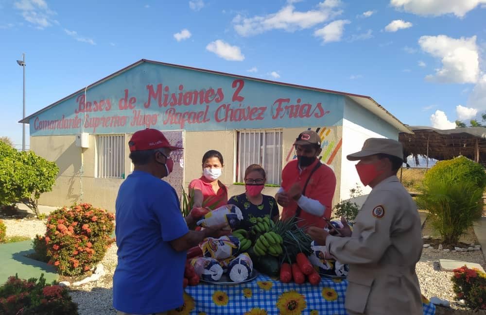 MercalOficial's tweet photo. @Mercal__Aragua en articulación con los #CLAP y la Milicia Bolivariana, beneficiaron a 3.928 familias del mpio. Francisco Linares Alcántara de la Base de Misiones Socialistas Fundo Coropo 2, a través de la Feria del Campo Soberano con rubros proteicos.
#VenezuelaDePaz https://t.co/WOiiTohYRI