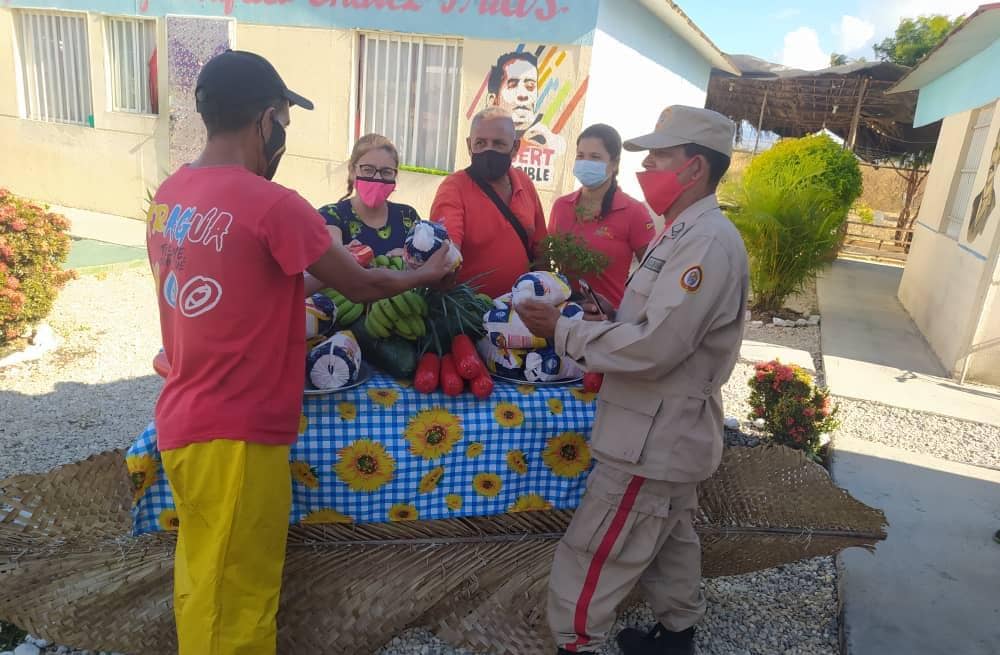 MercalOficial's tweet photo. @Mercal__Aragua en articulación con los #CLAP y la Milicia Bolivariana, beneficiaron a 3.928 familias del mpio. Francisco Linares Alcántara de la Base de Misiones Socialistas Fundo Coropo 2, a través de la Feria del Campo Soberano con rubros proteicos.
#VenezuelaDePaz https://t.co/WOiiTohYRI