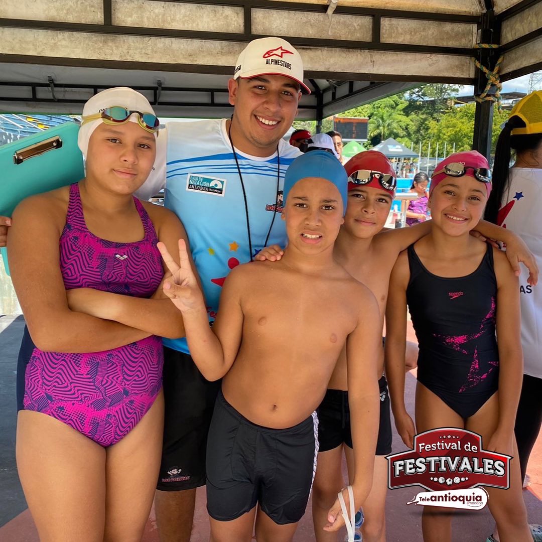 Teleantioquia's tweet photo. Agüita 💦 pa’l calor ☀️😅.
La #BabyNatación 🏊🏾🏊🏻♀️ llegó con toda al #FestivaldeFestivales 👏🏼. Mucho estilo y destreza en estos chicos 😎.
#VolverEmociona #FestivalPorTA https://t.co/Yb0yBq4DeT