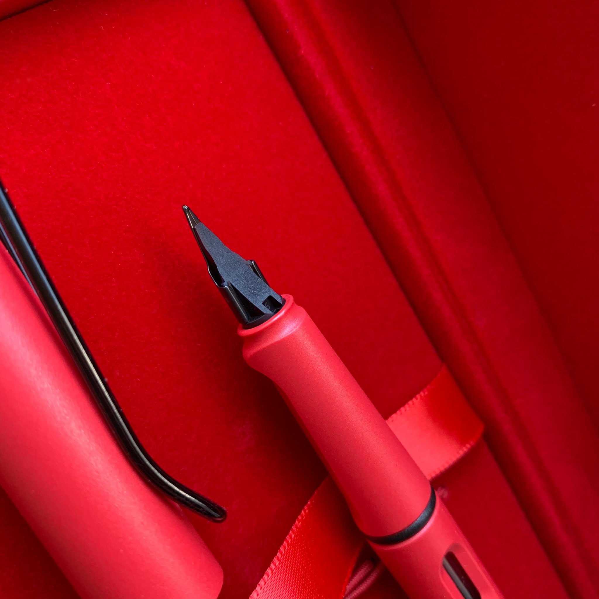 【未使用品】LAMY ラミー サファリ レッドクリップ 漢字ニブ LAMY/ラミー】SAFARI 万年筆 ホワイトレッドクリップ (漢字ニブ
