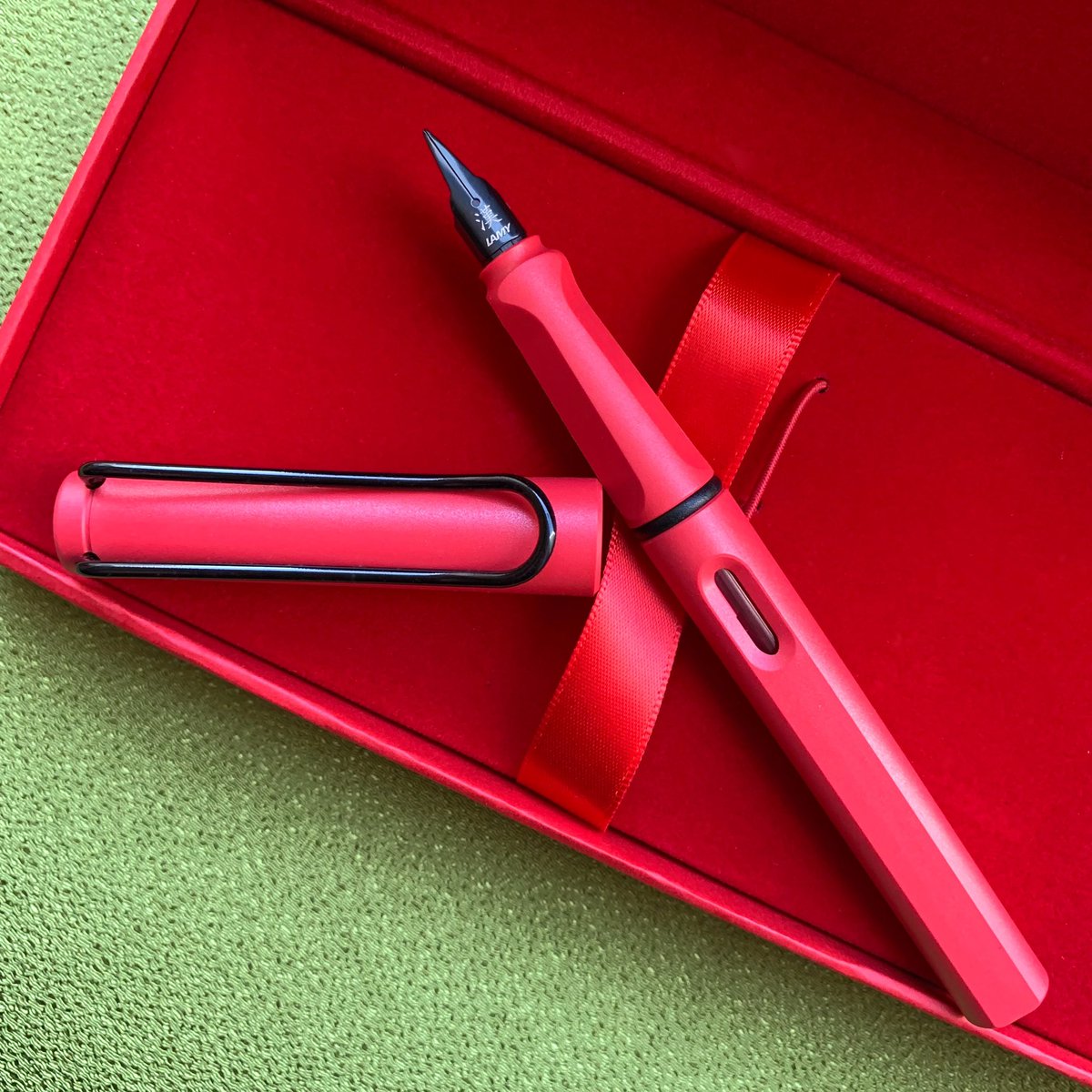 香港の友から届いた、LAMY香港のサファリ万年筆「漢」ニブ。 ペン