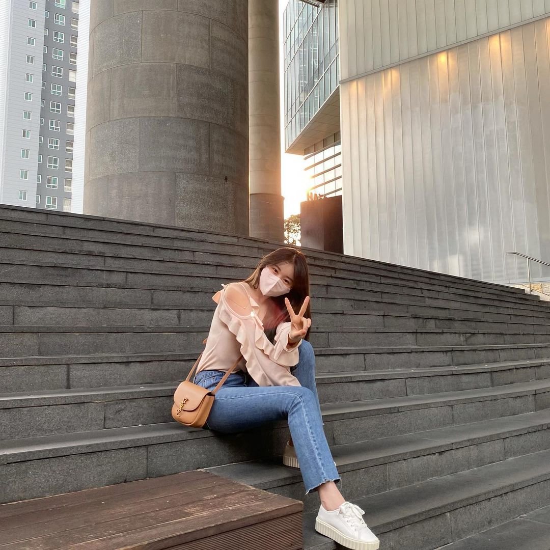 hourchaeyeon's tweet photo. hello everyone !! this new account is for #채연 !! pls rt to spread !! thank you<3 https://t.co/A6aehPMccN