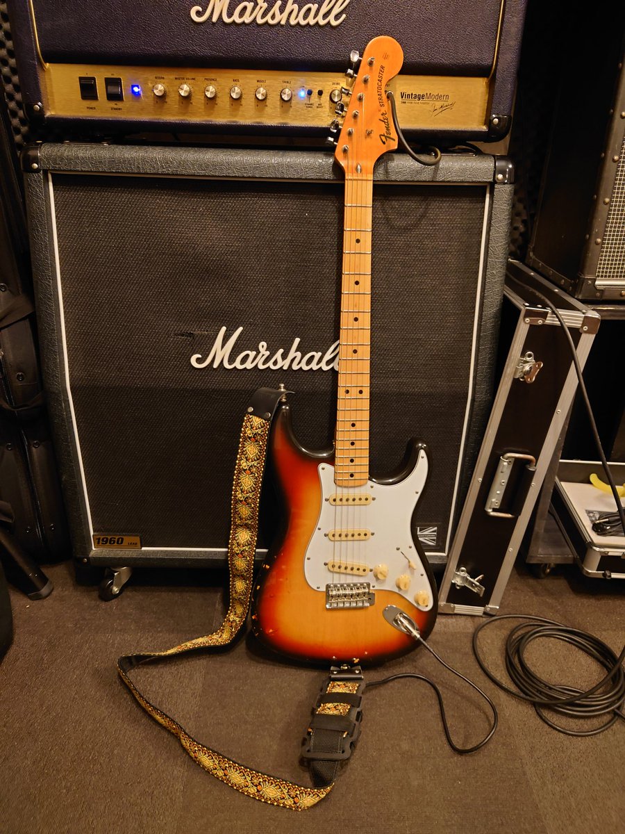 naokivet's tweet photo. 昨日のスタジオは久しぶりに'74ストラト使用。
普段のSRVモデルとは結構音は違うけど、これはこれでいいなぁ。
#タッキーズ
#bluemonkeystudio https://t.co/uhwrro2baQ
