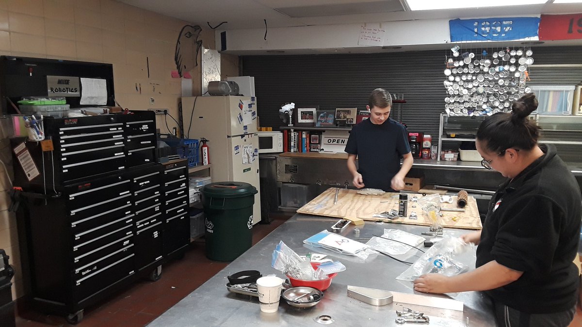 roaringstag's tweet photo. 2 minutes of what's happening at the shop. Day 9 of 36 of build season. #GoTeam1997 #GoSTAGS https://t.co/QgHHoRIxYM
