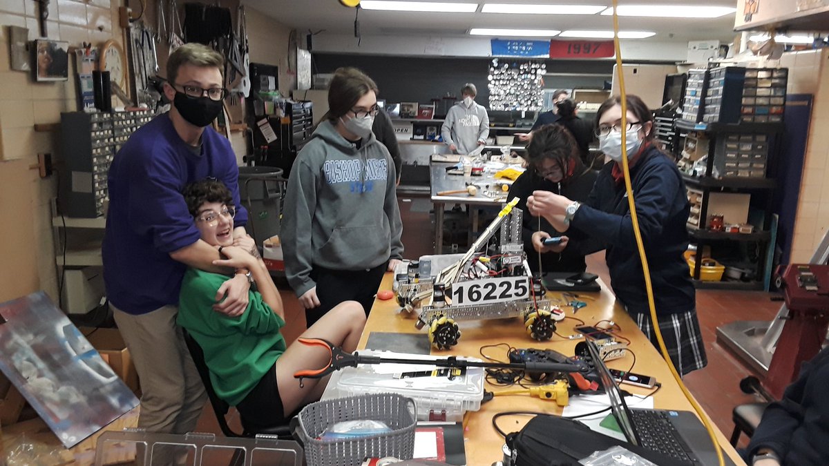 roaringstag's tweet photo. 2 minutes of what's happening at the shop. Day 9 of 36 of build season. #GoTeam1997 #GoSTAGS https://t.co/QgHHoRIxYM