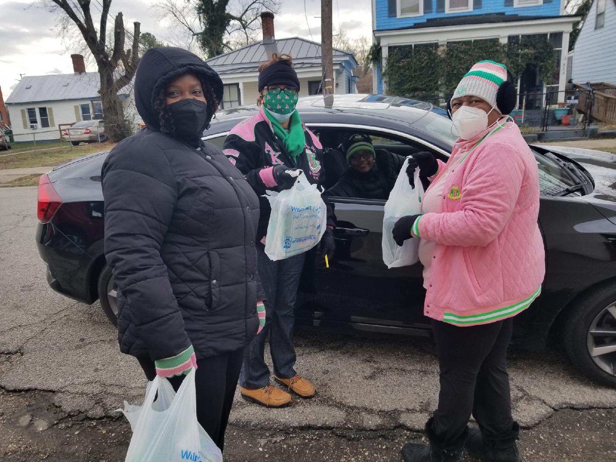 DeltaOmegaAKA's tweet photo. As part of our annual Dr. Martin Luther King, Jr. International Day of Service, we honored his life and legacy by hosting a drive-up drop-off event. We donated over 900 lbs of food and other items to the @PetersburgV Hope Center #AKA1908 #EXCELLENCE #MidAtlanticAKA #DOHeart #MLK https://t.co/VuXEIv4LLG
