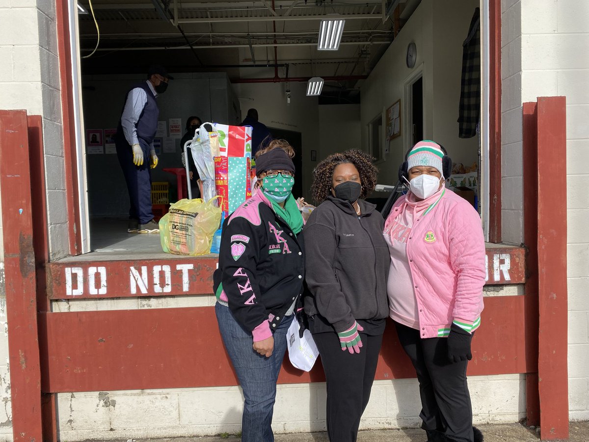 DeltaOmegaAKA's tweet photo. As part of our annual Dr. Martin Luther King, Jr. International Day of Service, we honored his life and legacy by hosting a drive-up drop-off event. We donated over 900 lbs of food and other items to the @PetersburgV Hope Center #AKA1908 #EXCELLENCE #MidAtlanticAKA #DOHeart #MLK https://t.co/VuXEIv4LLG