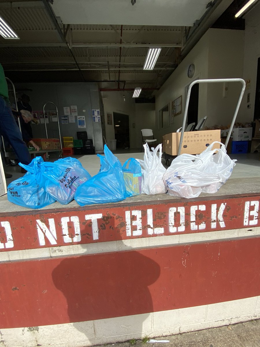 DeltaOmegaAKA's tweet photo. As part of our annual Dr. Martin Luther King, Jr. International Day of Service, we honored his life and legacy by hosting a drive-up drop-off event. We donated over 900 lbs of food and other items to the @PetersburgV Hope Center #AKA1908 #EXCELLENCE #MidAtlanticAKA #DOHeart #MLK https://t.co/VuXEIv4LLG