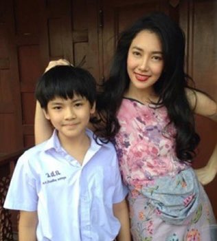 sirinnaphaa's tweet photo. มึงว่าพส.เกาหลีไปดูทองเนื้อเก้าจะมาล้อน้องยอร์ชกูว่าลูกอีลำยองปะวะ555555
#ยอร์ชยงศิลป์ #YorchYongsin #Trainee_A https://t.co/3YfmCIYgSD