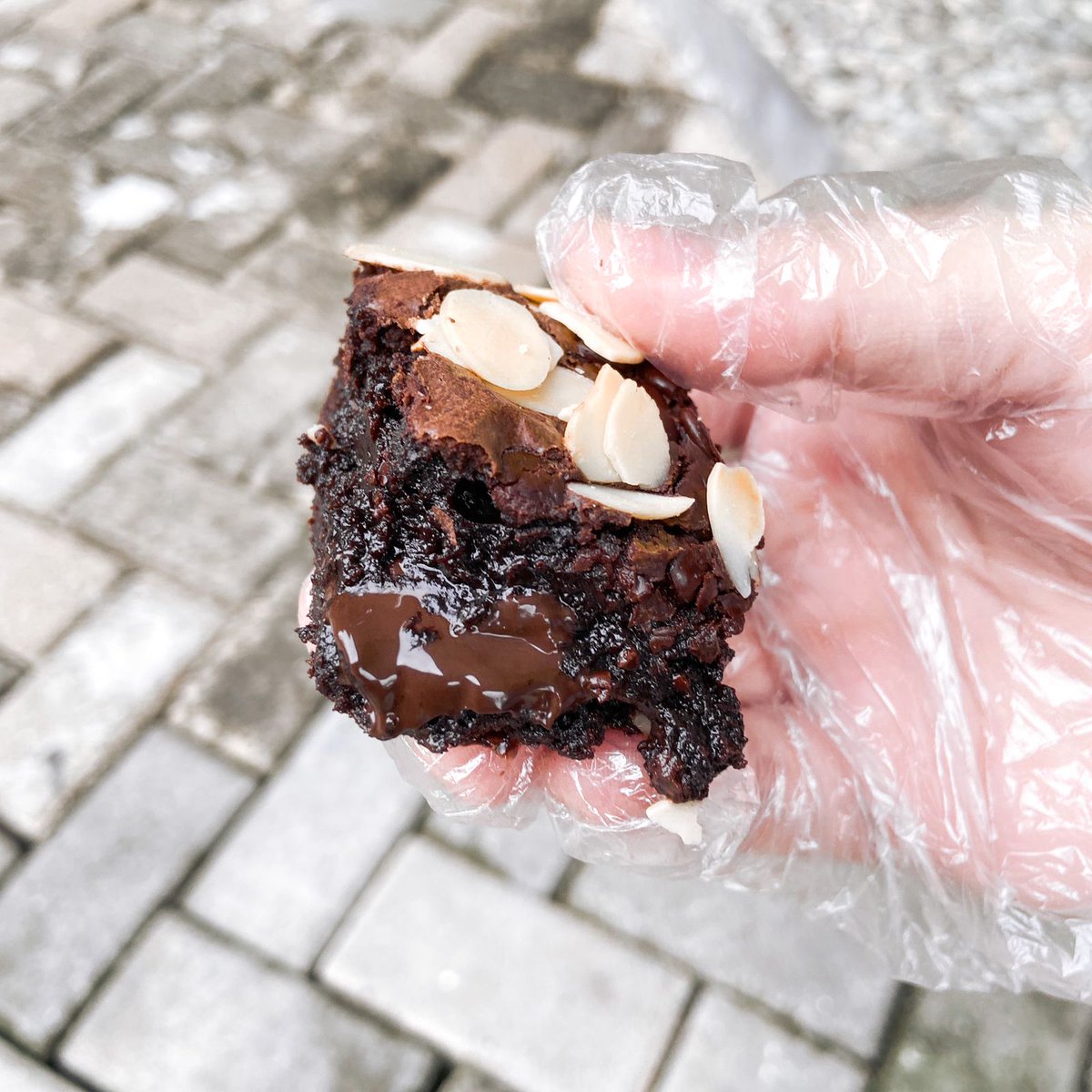 sweetoothiesid's tweet photo. kalo ini melted choco fudgy browniesnya https://t.co/6demcegLbn! liat deh coklatnya lumer parah di dalamnya, terus tekskur brownies kami beneran fudgy! duuuh, mimin sih gak kuat🤩 https://t.co/SVxvVrSTKX