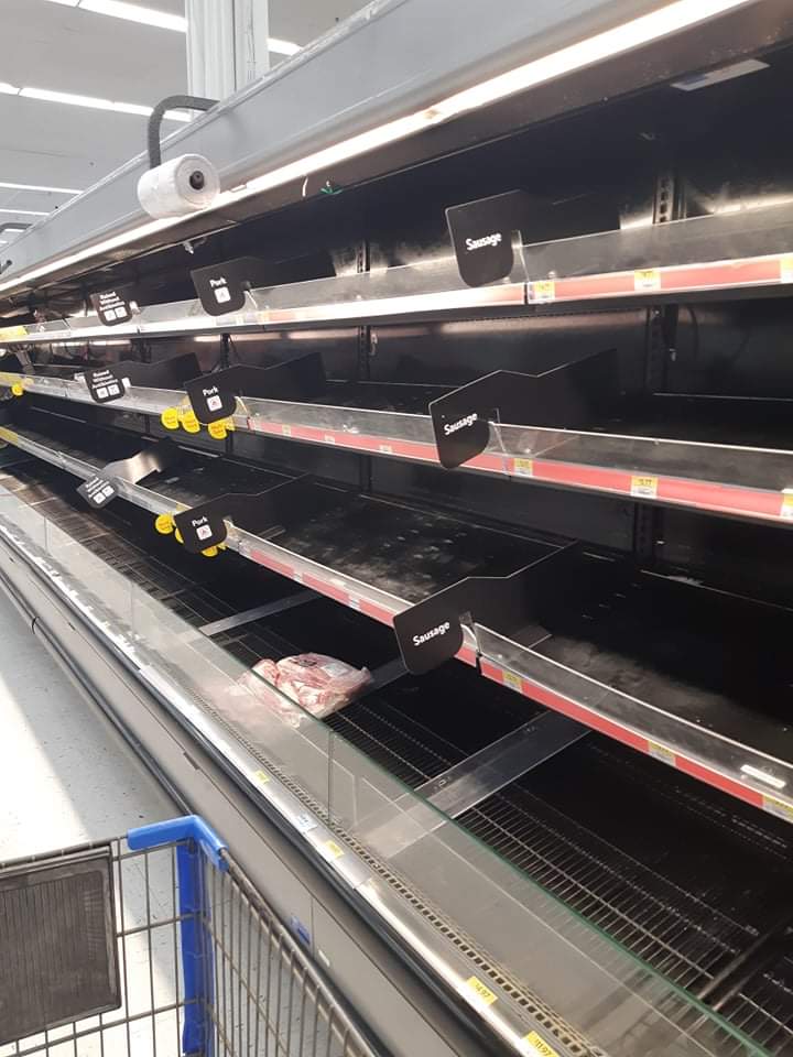 NowUknow17's tweet image. It has started. Walmart (Welland Avenue), St. Catharines, Ontario.