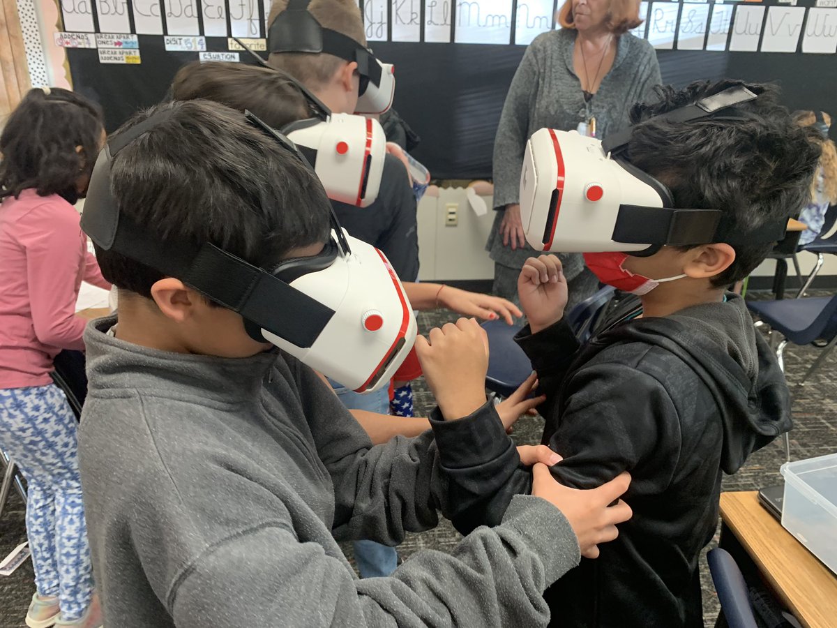 bethHollis9's tweet photo. Students traveled to space using the VR headsets! #ourFISDstory @PinkElementary https://t.co/adG4exqZAe