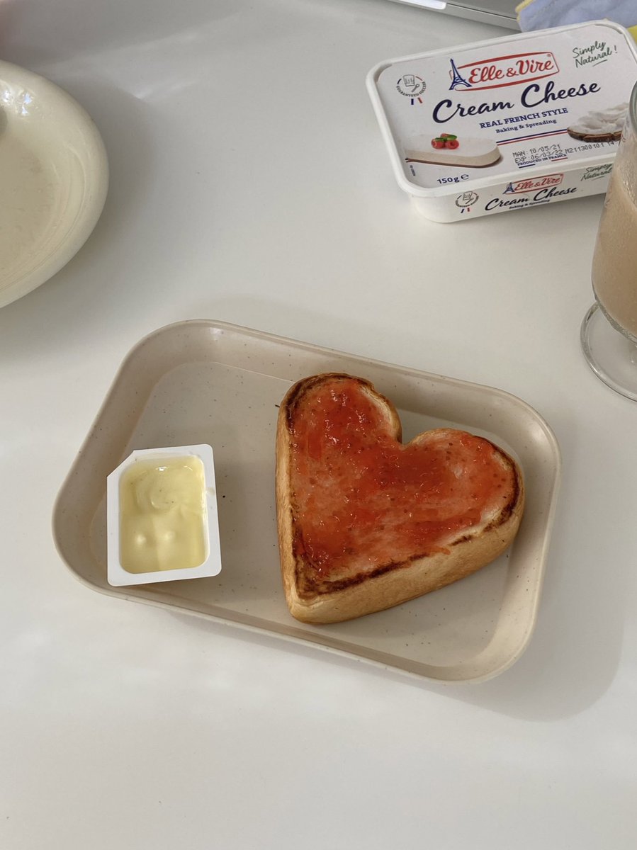 moohyungbbi's tweet image. 🌼🪑🍞🥛