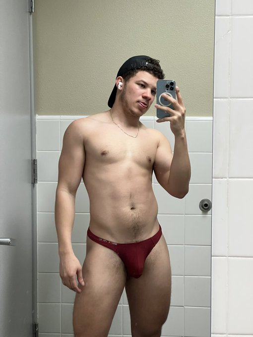 love wearing this married man's thong to the gym 😈 https://t.co/xvNX178m2x