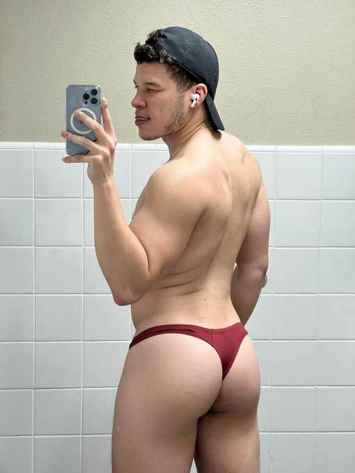 love wearing this married man's thong to the gym 😈 https://t.co/xvNX178m2x