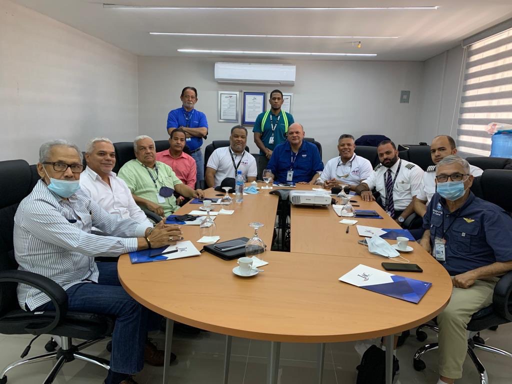 Agradecemos la cortesía que tuvo <a href="/CIAArd/">CIAA</a> al organizar reunión con algunos miembros del gremio,para redundar sobre el informe preliminar del avión que se accidentó en el Aeropuerto las Américas. <a href="/IDAC_RD/">Instituto Dominicano de Aviación Civil</a> <a href="/JAC_RD/">Junta de Aviación Civil (JAC)</a> <a href="/TurismoRD/">Ministerio de Turismo RD</a>
