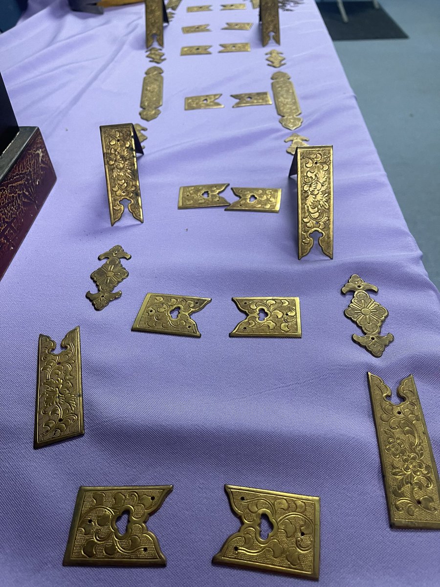fresno_nishi's tweet photo. Restoration of a #Raiban #礼盤 chair, part 2. Removal of the metal decorations, before re-applying the #24k #Gold #pigments. Originally these decorations were gold plated. It is very hard to remove nails without making any damages.
#Nishihongwanji #Fresno #Betsuin #別院 #金粉 https://t.co/BNy0F3H9tl