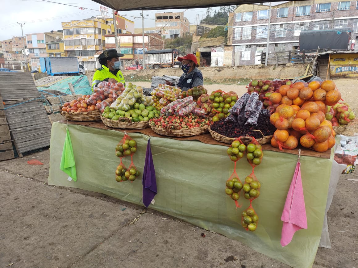 PoliciaMTunja's tweet photo. El Grupo de Protección Ambiental y Ecológica #METUN, realizó actividades de prevención y control en la ciudad de #Tunja, sector plaza de Mercado del Sur, con el fin de evitar el Tráfico ilegal de Flora y Fauna. #EsUnHonorSerPolicía.uu https://t.co/x7V7zK5wFA