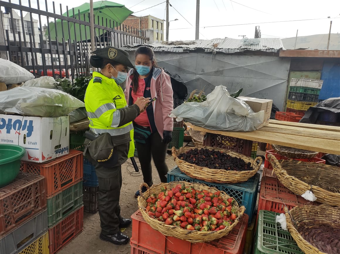 PoliciaMTunja's tweet photo. El Grupo de Protección Ambiental y Ecológica #METUN, realizó actividades de prevención y control en la ciudad de #Tunja, sector plaza de Mercado del Sur, con el fin de evitar el Tráfico ilegal de Flora y Fauna. #EsUnHonorSerPolicía.uu https://t.co/x7V7zK5wFA