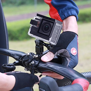 ApemanAsia's tweet image. APEMAN action camera 
Following the instruction, assembling the Waterproof Case with Extension Mount and Bicycle Mount, you can conveniently use the sports camera on the bike or motor bike, which is really a good news for Cycling enthusiast and Locomotive fans.