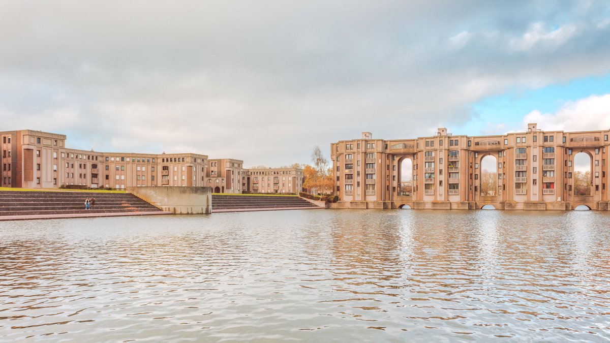 COACatalunya's tweet image. El dia 14 ens deixava Ricardo Bofill. El #JuevesDeArquitectura li ret un homenatge recordant un dels projectes clau per entendre el seu pas de la seva primera a la seva segona època, Les Arcades Du Lac, a Montigny-le-Bretonneux, França (1982). Fotos: Davide Galli.