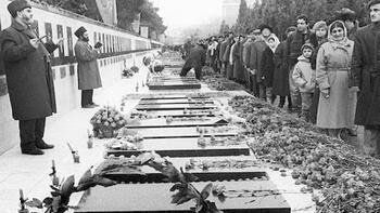 Hala Rusçulukla meşgul olan, Stalinlinci, Leninist oyunbaz kalleşler bu katliamı bilsin, okusun, anlasın ve utansın.

Biz Türk milleti, o günləri unutursak, unutdurursak, üzerinde durduğumuz torpaq mezarımız olsun. 

#BloodyBlackJanuary