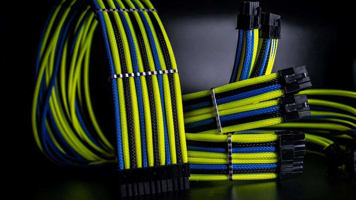 omegacables_jp's tweet image. Corsair RM850x用フルモジュラーケーブルセット！

使用カラー
・AREA 51 (UVで発光します)
・BLACKES BLACK
・B-MAGIC
#スリーブケーブル #sleevecable #modpc #customcables #sleevedcables #psucables　#cablemanagement