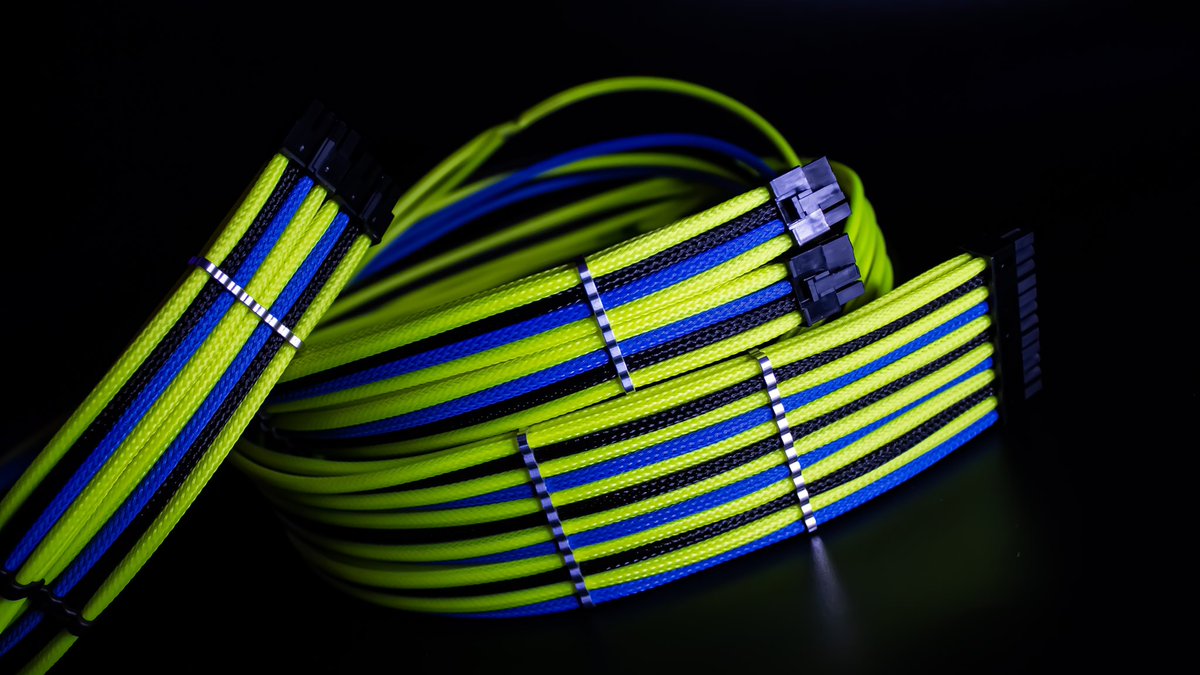 omegacables_jp's tweet image. Corsair RM850x用フルモジュラーケーブルセット！

使用カラー
・AREA 51 (UVで発光します)
・BLACKES BLACK
・B-MAGIC
#スリーブケーブル #sleevecable #modpc #customcables #sleevedcables #psucables　#cablemanagement