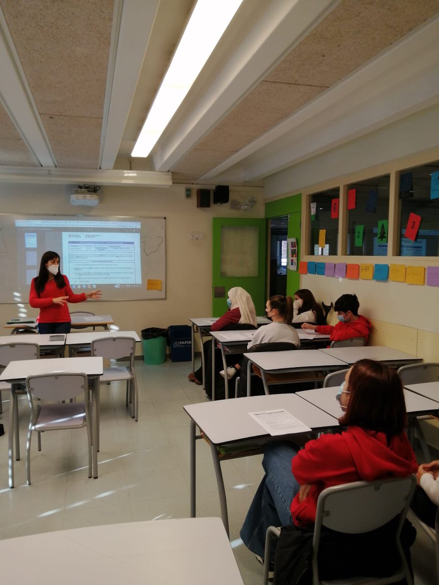 escolapiamataro's tweet image. #SERVEICOMUNITARI | L'alumnat de 4t d'ESO comença la formació d'Internet Segura: Prevenció i Riscos a les xarxes socials col•laborant al projecte De Tu a Tu de Mossos d'Esquadra.