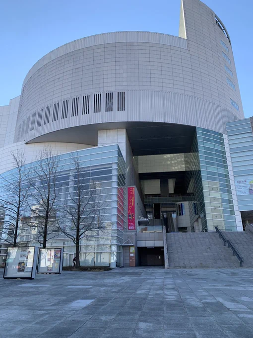 メ芸高知かるぽーと行ってきました
エスカレーター登ると表示がなくて、不安になりますが、入るとやってます。入っても表示がないですが、幾つかやってる内の一つですから、ひと回りすれば見つかります。大好きな影の作品とそのVR版もありました。新しい分野を利用した作品が多い 