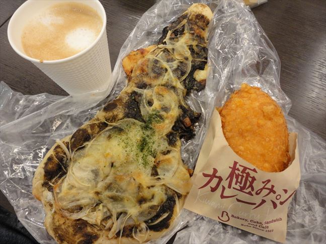 淡路島から帰りのランチ♪ 淡路サービスエリア＜下り＞にて！ 淡路島ピザとカレーパン、淡路島のヨーグルトがお昼ご飯でした～ ピザは淡路のタマネギたっぷりで淡路島の形になってましたー