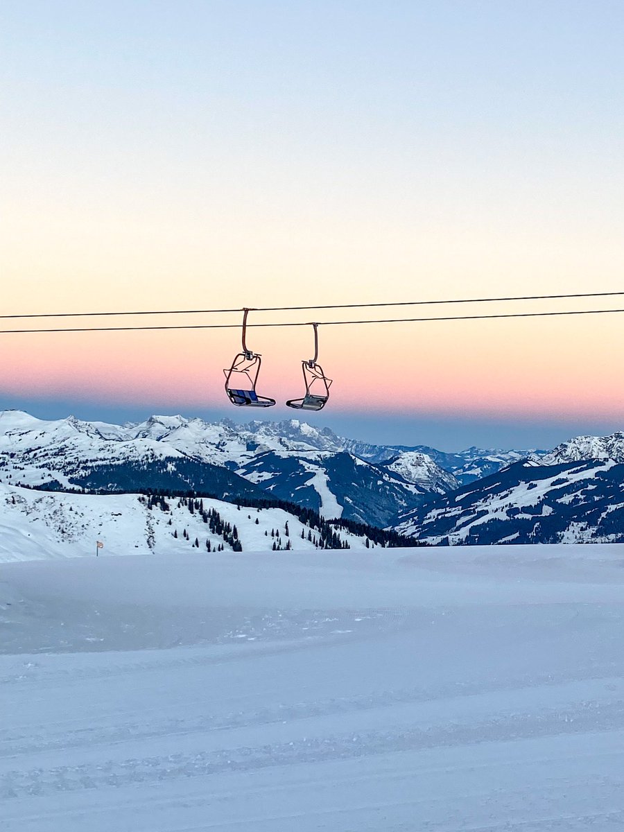 Sunrise goals 🌄 #sunrise #mountains #skiing #snow #enjoylife #viewgoals #schmitten #schmittenhöhe #zellamsee #zellamseekaprun #salzburgerland #visitaustria
