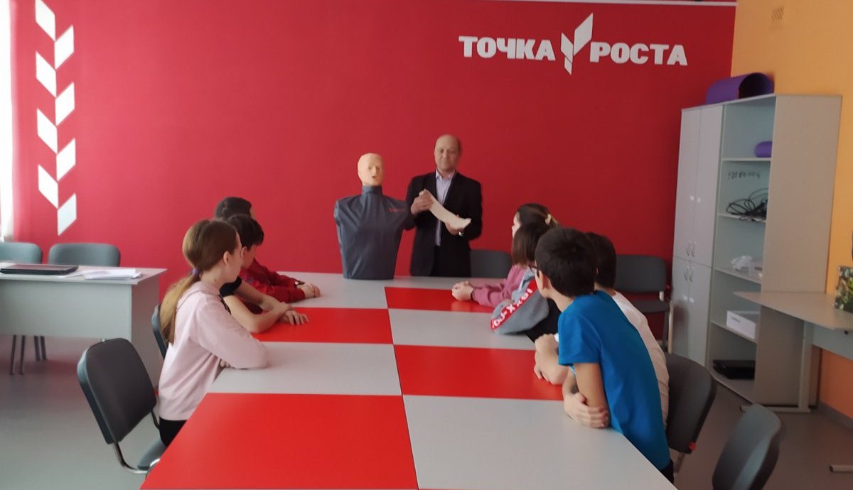 Devlezerkino's tweet photo. #Нацпроектобразование
В центре  «Точка Роста» состоялся открытый урок ОБЖ  по использованию шейного бандажа (шина Шанца). Ученики узнали назначении данного медицинского изделия, познакомились с приёмами наложения бандажа на шею. https://t.co/yhis3A7VwK